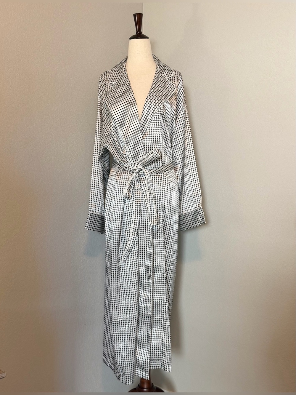 Victoria's Secret Black & White Houndstooth Satin Wrap Robe